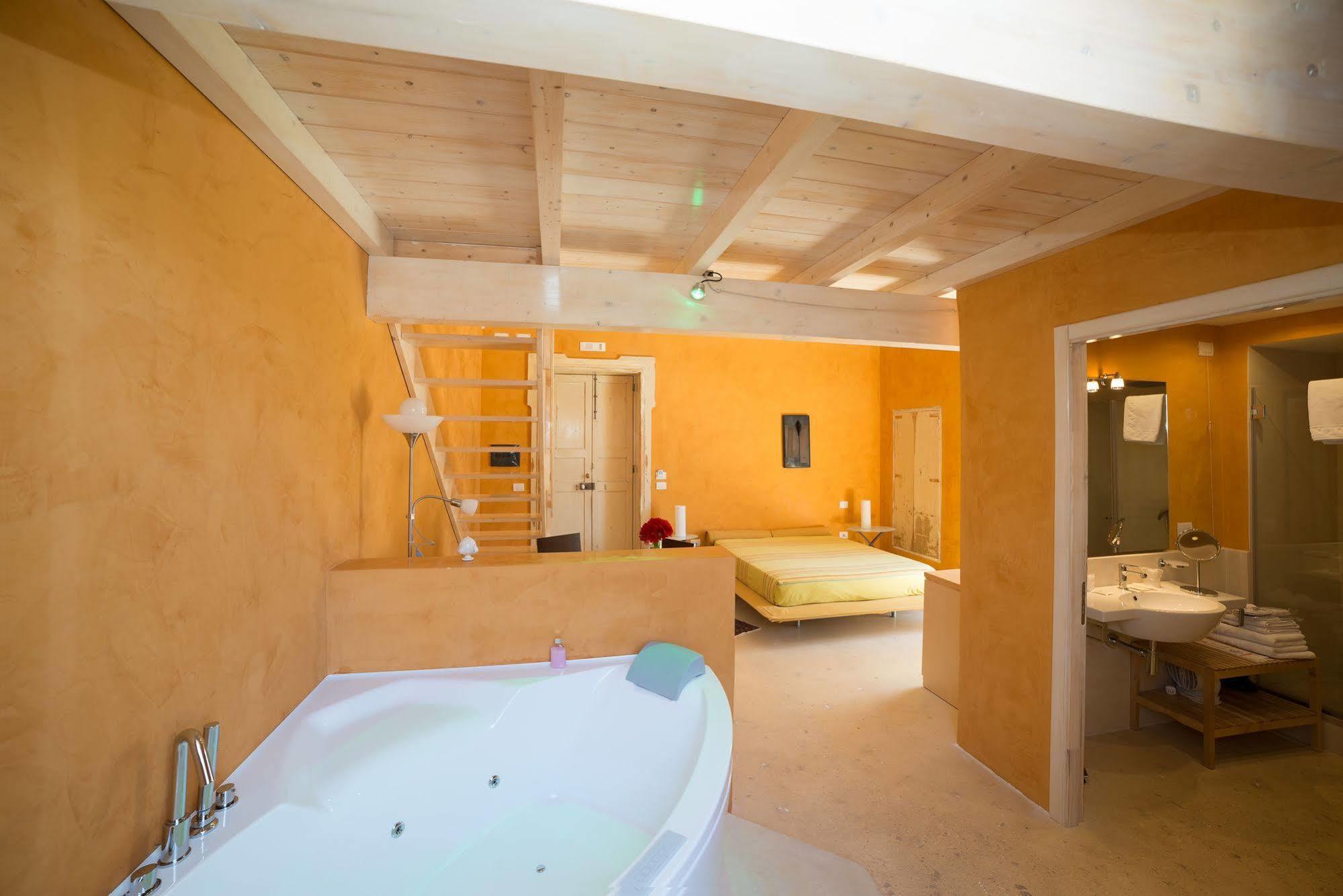 ガリポリ Relais Carlo V - Palazzo Storico Bed & Breakfast エクステリア 写真